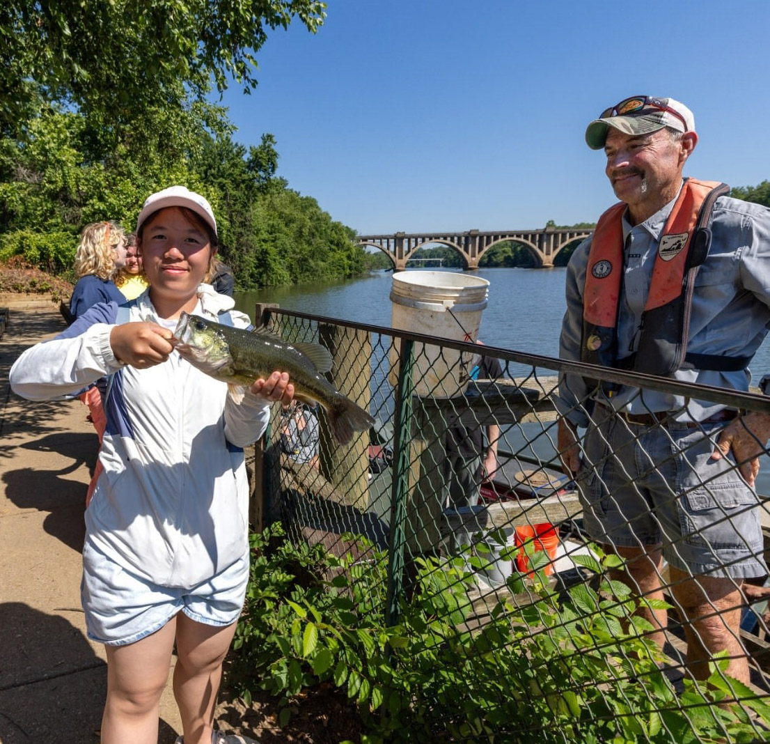 Virginia AFS past President John Odenkirk introduces kids to local fisheries